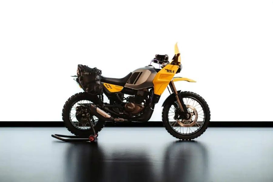 Vista lateral derecha de una moto BSA Thunderbolt amarilla