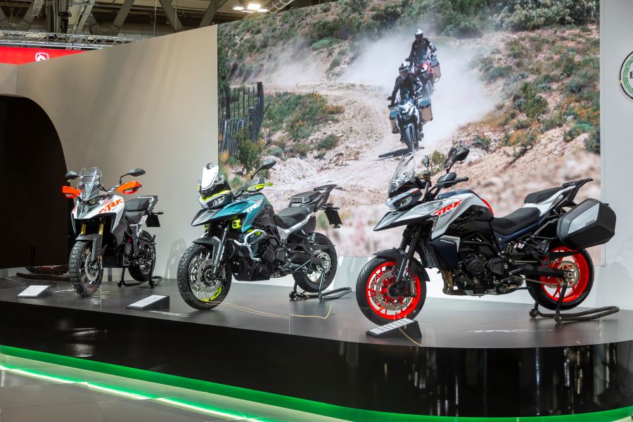 Las Benelli TRK 902 Xplorer y stradele se lucen en el stand de la marca en Eicma 2025