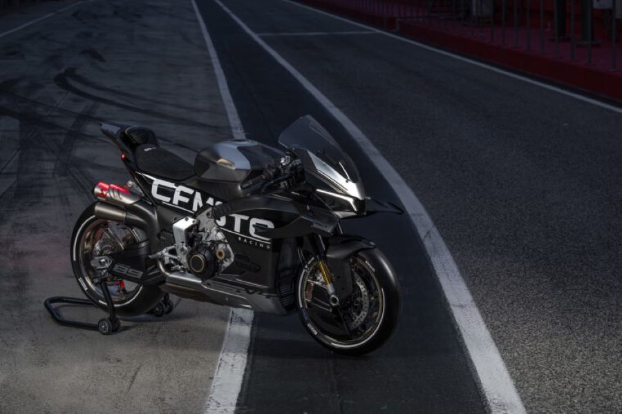 Vista cenital de una CFMoto SR-RR V4 sobre una pista