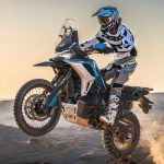 Una CFMoto 1000MT-X salta en un terreno escarpado