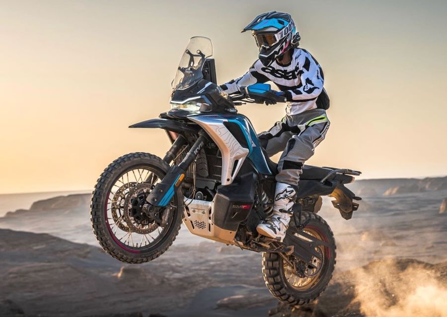 La CFMoto 1000MT-X marca un nuevo estándar en adventure Una CFMoto 1000MT-X salta en un terreno escarpado