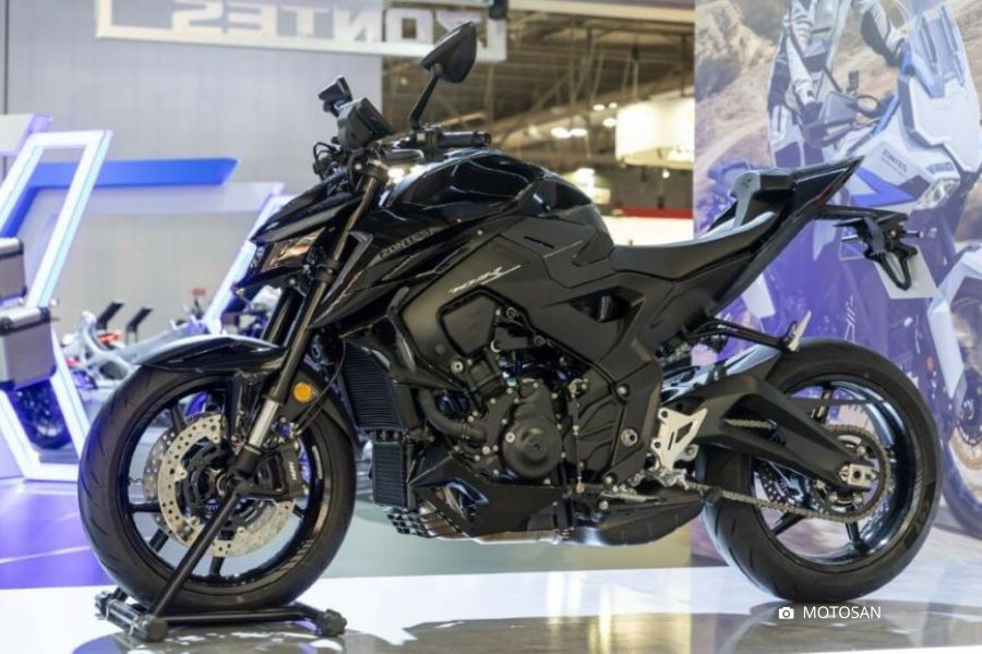 Vista lateral izquierda de una moto naked Zontes 703R negra expuesta en el Eicma 2025