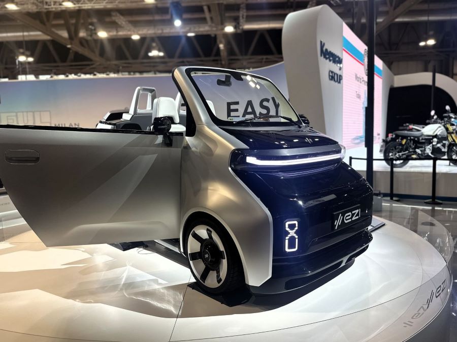 Keeway impulsa EZI Motor y resucita a CAKE en Milán El vehículo eléctrico urbano EZI EM05 en el stand de la marca en Eicma 2025