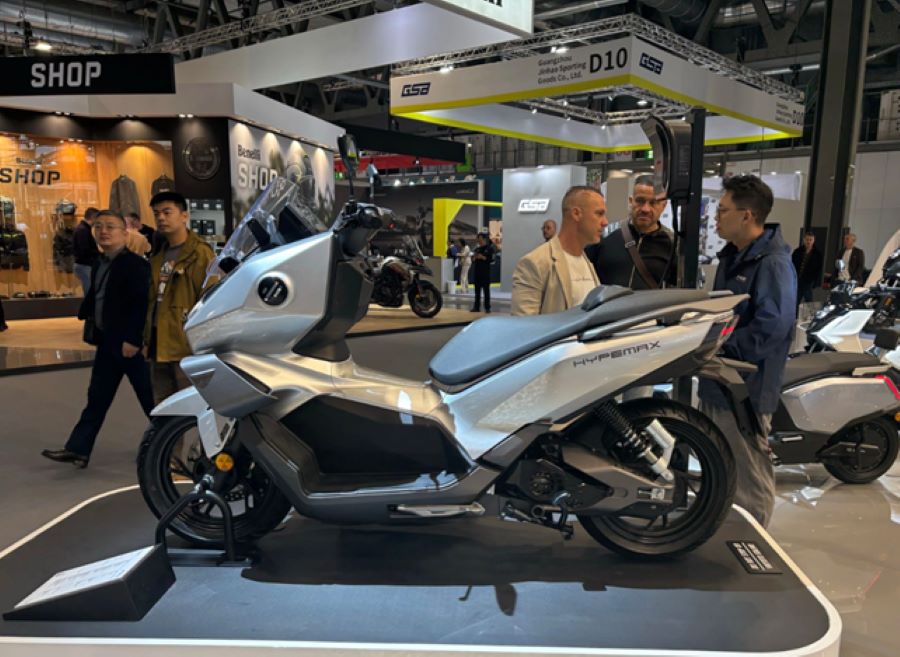 Keeway impulsa EZI Motor y resucita a CAKE en Milán Un scooter EZI Hypemax en el stand de la arca en el Eicma 2025