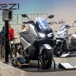 Visto de frente, un scooter EZI Hypemax en el stand de la marca en Eicma 2025