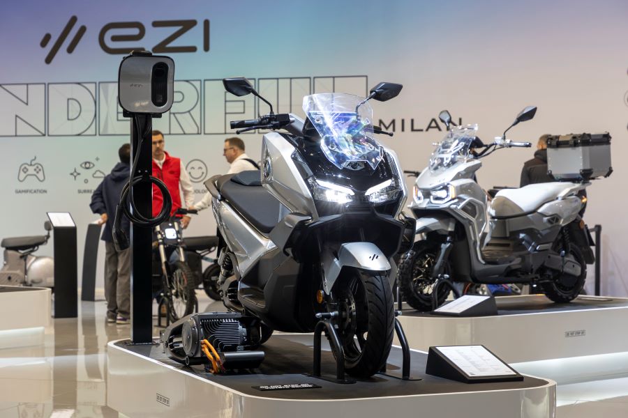 Visto de frente, un scooter EZI Hypemax en el stand de la marca en Eicma 2025