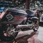 Vista trasera en perspectiva de un prototipo de Harley-Davidson Bagger World Cup expuesto en el Eicma 2025