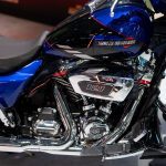 Vista parcial del tanque y el asiento de una moto Harley-Davidson azul brillante