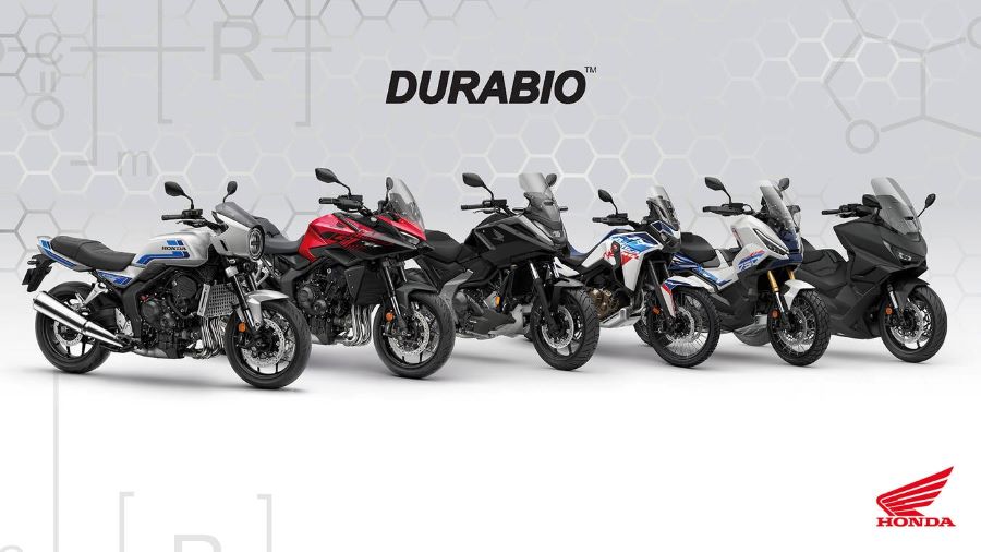 Qué es el Durabio, el material biobasado que usa Honda Una formación de seis motos Honda que utilizan piezas de durabio