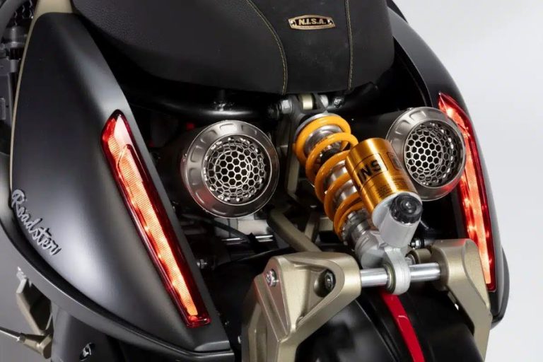 Suapensión trasera y escapes de un scooter Italjet 400