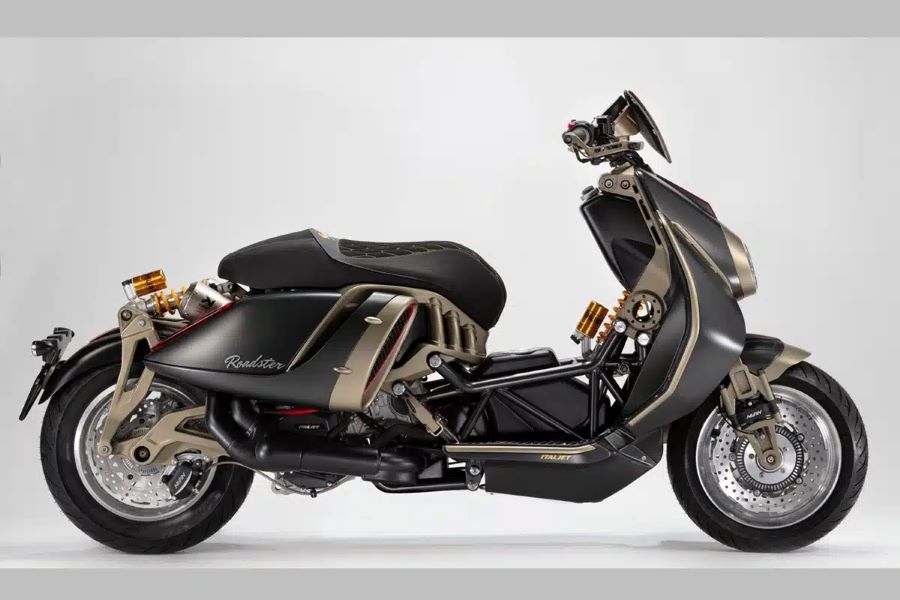 Italjet Roadster 400: el arte del movimiento retro-futurista Vista lateral derecha de un scooter Italjet Roadster 400 negro y dorado