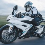 Una moto Kove 350RR Jerez blanca viaja a toda velocidad por una ruta