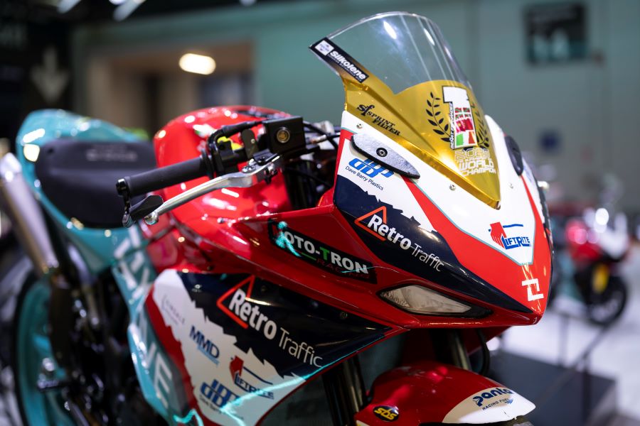 Kove 350RR Jerez: la deportiva china que nace campeona La Kove ganadora del Campeonato Mundial SS 2024, exhibida en el Eicma 2025