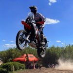 Una KTM 390 Adventure salta en una demostración