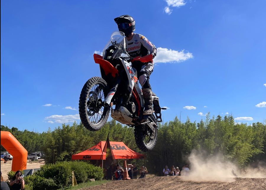 Una KTM 390 Adventure salta en una demostración