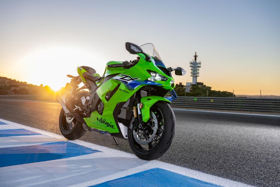 Una Kawasaki Ninja ZX‑10R 2026 verde posa en una pista