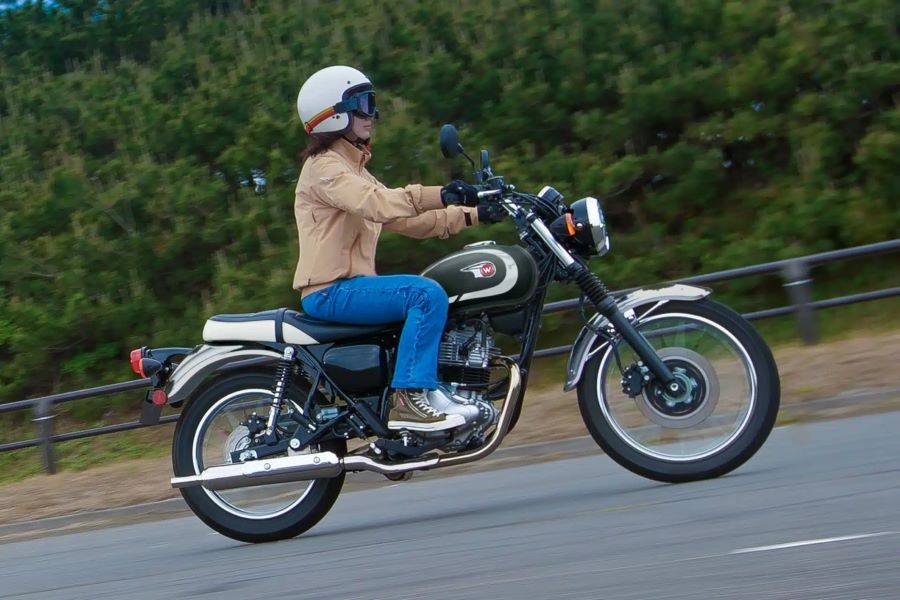 Kawasaki W230: la propuesta retro más pura de Akashi Una mujer con ropa informal y casco jet blanco, circula a bordo de una moto Kawasai W230 verde