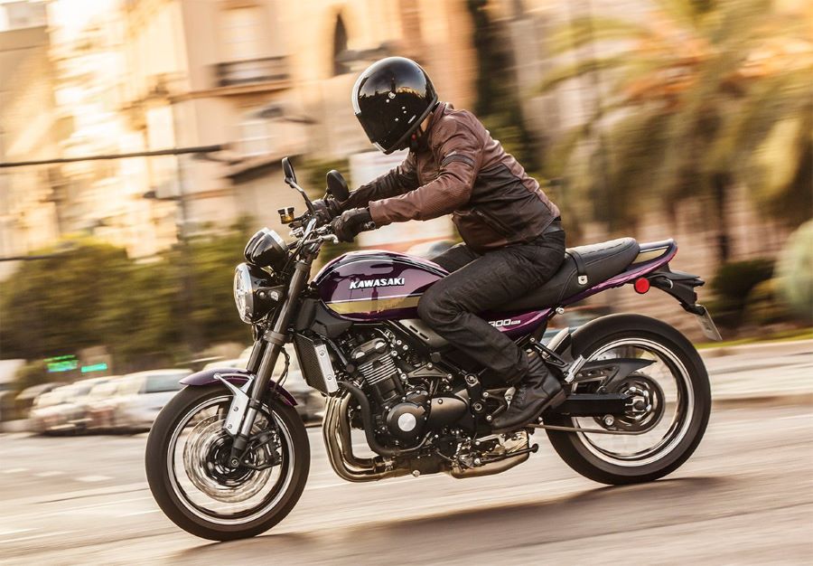 Kawasaki Z900RS 2026: diseño vintage, ingeniería del futuro Una imagen en tono sepia de una Kawasaki Z900RS 2026 que se desplaza por la ciudad