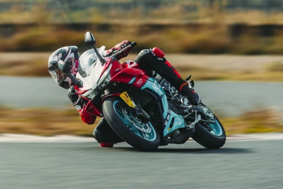 una moto Kove 350RR en acción en un circuito