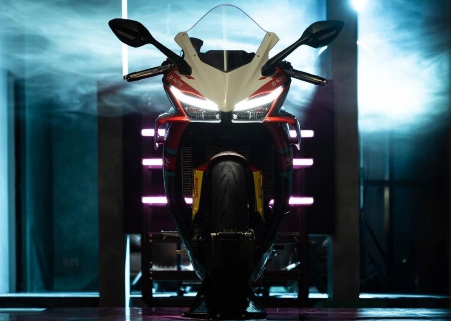 una moto Kove 350RR vista de frente y con las luces encendidas