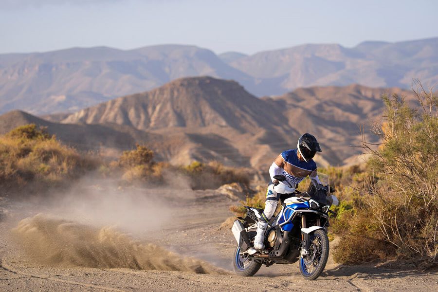 Una MV Agusta Enduro Veloce blanca en acción