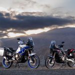 MV Agusta Enduro Veloce, la elegancia conquista el off-road Una MV Agusta Enduro Veloce blanca y otra negra posan sobre un terreno montañoso con un cielo tormentoso de fondo
