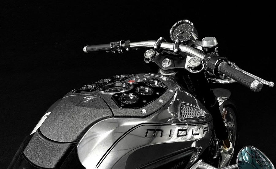 La Midual Type 1 Serie 3 es una síntesis de arte y rendimiento Vista parcial del tanque, los relojes sobre el mismo y el manubrio de una moto Midual Type 1 Serie 3