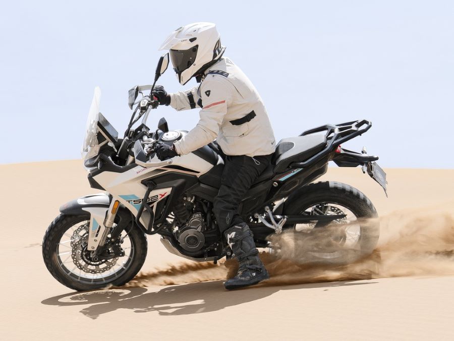 Una Morbidelli T502X blanca en acción sobre la arena