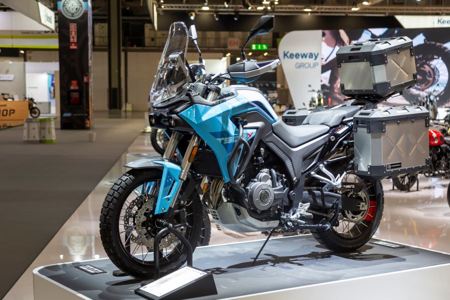 Una Morbidelli T502X azul expuesta en el Eicma 2025