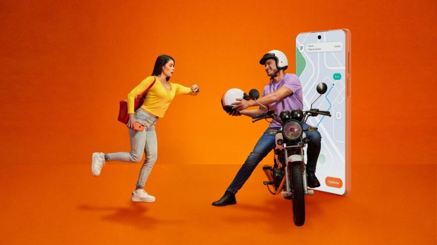 Un conductor le acerca un casco a una mujer que viene corriendo