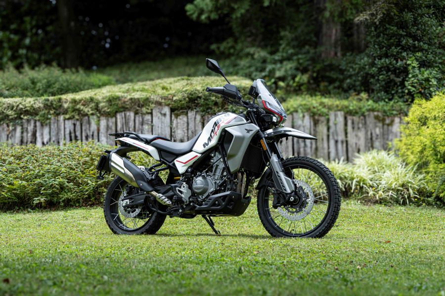 La Moto Morini Alltrhike 450 sorprende por capacidad y diseño Vista lateral derecha de una Moto Morini Allthrike 450 blanca en la naturaleza