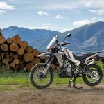 Moto Morini Allthrike 450 blanca posando en la naturaleza