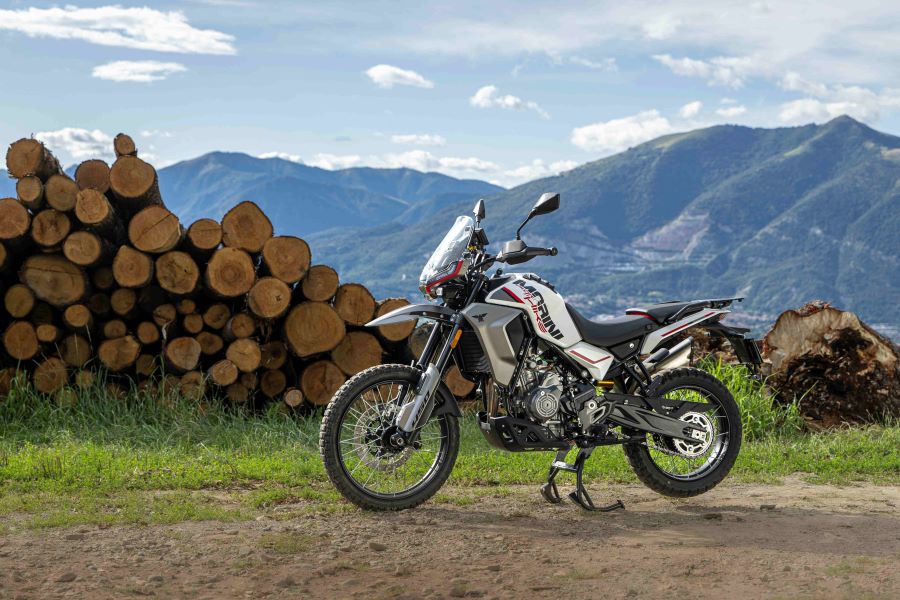 Moto Morini Allthrike 450 blanca posando en la naturaleza