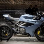 El resurgir de Norton: la Manx R lidera el regreso británico Vista lateral derecha de una moto Norton Manx R celeste 2026 en el stand del Eicma 2025