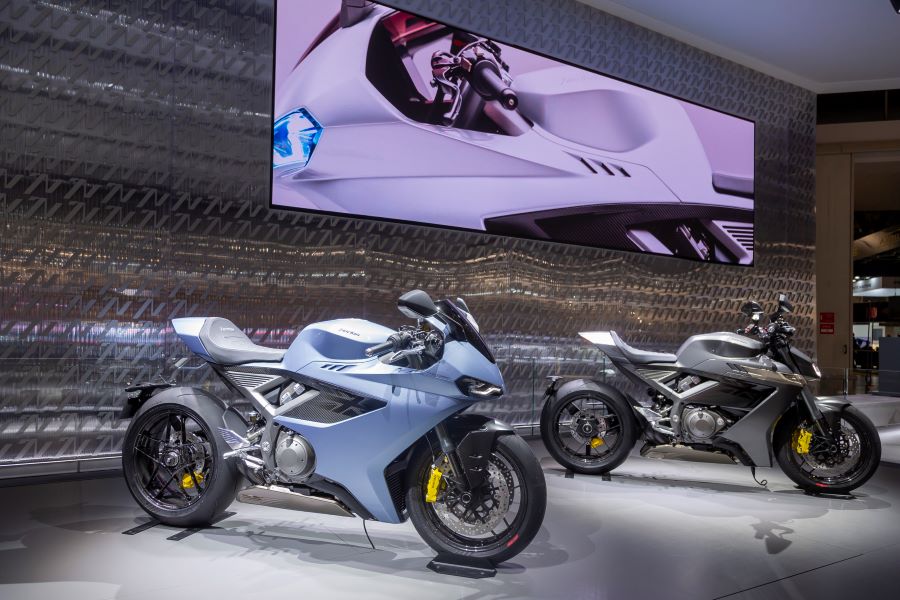 La Norton Manx R, en pirmer plano, y la Manx durante su lanzamiento en el Eicma 2025