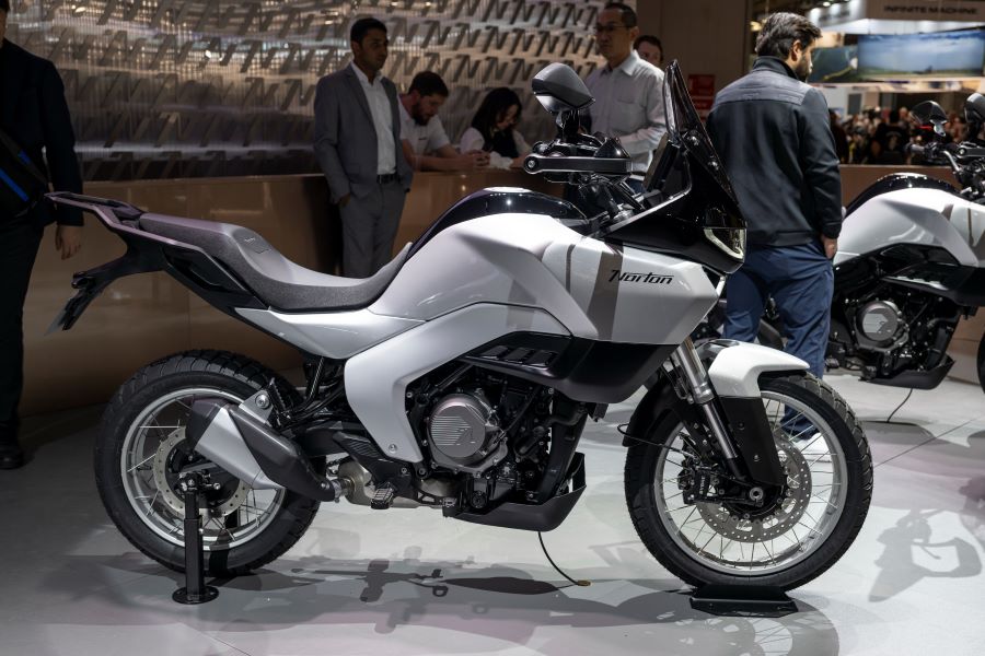Vista lateral derecha de una moto Norton Atlas blanca en el stande de la marca en el Eicma 2026