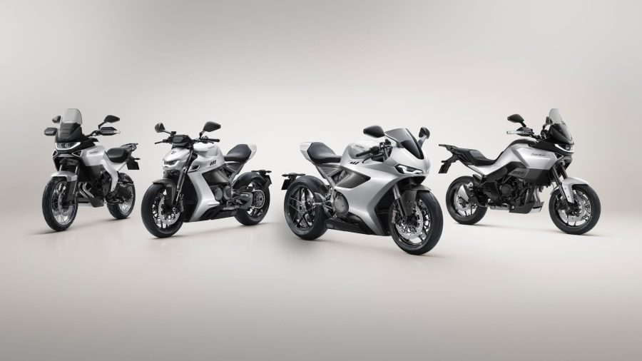 Cuatro modelos de motos Norton 2026, dos deportivas y dos touring, dispuestos para la foto