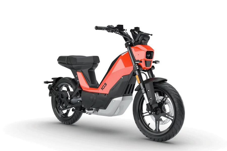imagen estática de una Peugeot 103 eléctrica color naranja