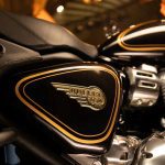 Royal Enfield Bullet 650: clásica eterna con rendimiento actual Primer plano del emblema dorado de la Royal Enfield Bullet 650 2026