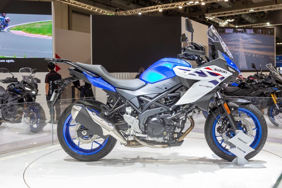 Una Suzuki SV-7GX azul se exhibe en un stand del Eicma 2025