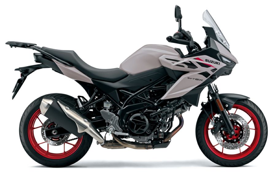 vista lateral derecha de una Suzuki GV-7GX blanca con llantas rojas