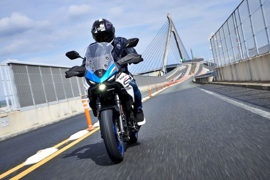 Una Suzuki GV-7GX rueda de frente sobre un puente carretero