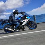 Una Suzuki SV-7GX se inclia para doblar sobre un puente en el mar