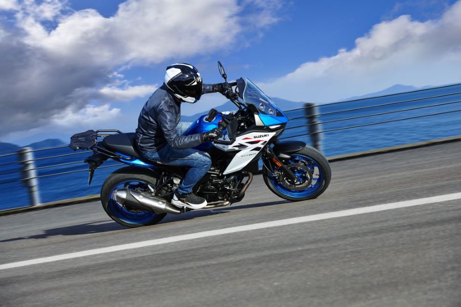 Una Suzuki SV-7GX se inclia para doblar sobre un puente en el mar