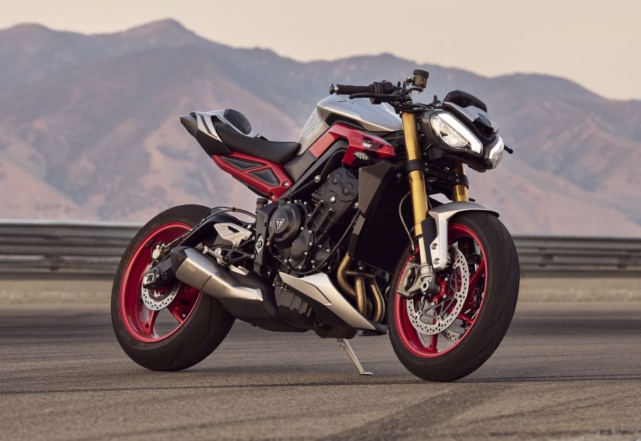 Triumph potencia la Street Triple con versiones Moto2 y RX 2026 Una Triumph Street Triple 765 RX 2026 posa en un pista con montañas de fondo