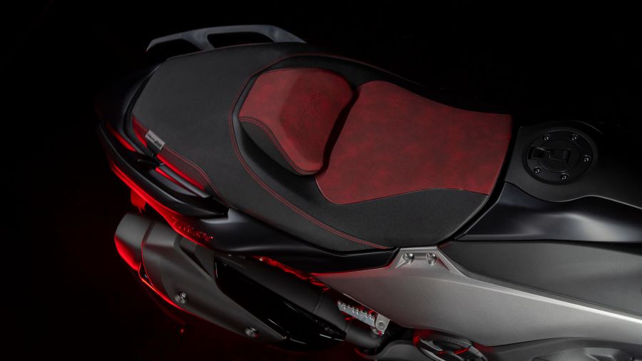 Veinticinco años después el TMAX sigue marcando agenda Asiento bitono del Yamaha TMAX 25 Aniversario
