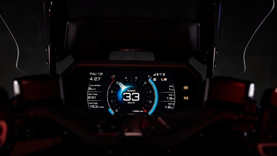 Veinticinco años después el TMAX sigue marcando agenda Pantalla encendida de una Yamaha TMAX 25 Aniversario