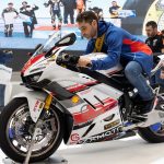 Un visitante al Eicma 2025 subido a ua ZXMoto 820RR blanca
