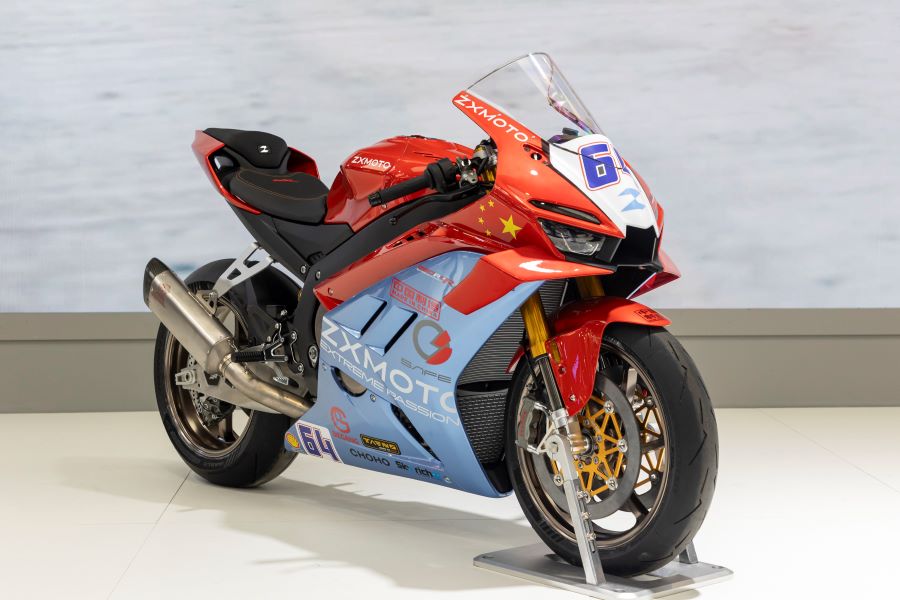 Vista lateral derecha en perspectiva delantera de la zxmoto Supersport que participará del Mundial de Supersport 2026