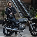 Kilómetros que rinde un litro de gasolina en una moto 150 cc Un usuario, casco en mano, se dispone a subir a su moto Zanella RX 150 Full gris